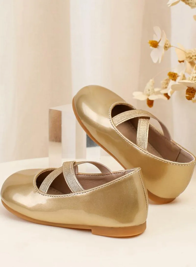 تايك تو حذاء بسيور متقاطعة